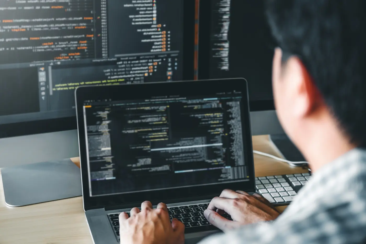 Desenvolvedor escrevendo código de um add-on