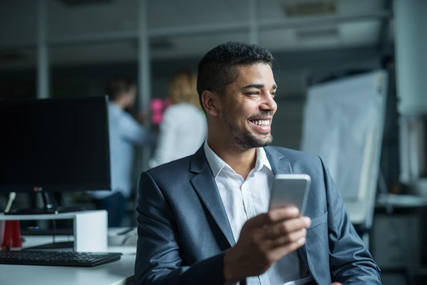 Gestor aprovando uma solicitação pelo celular no escritório