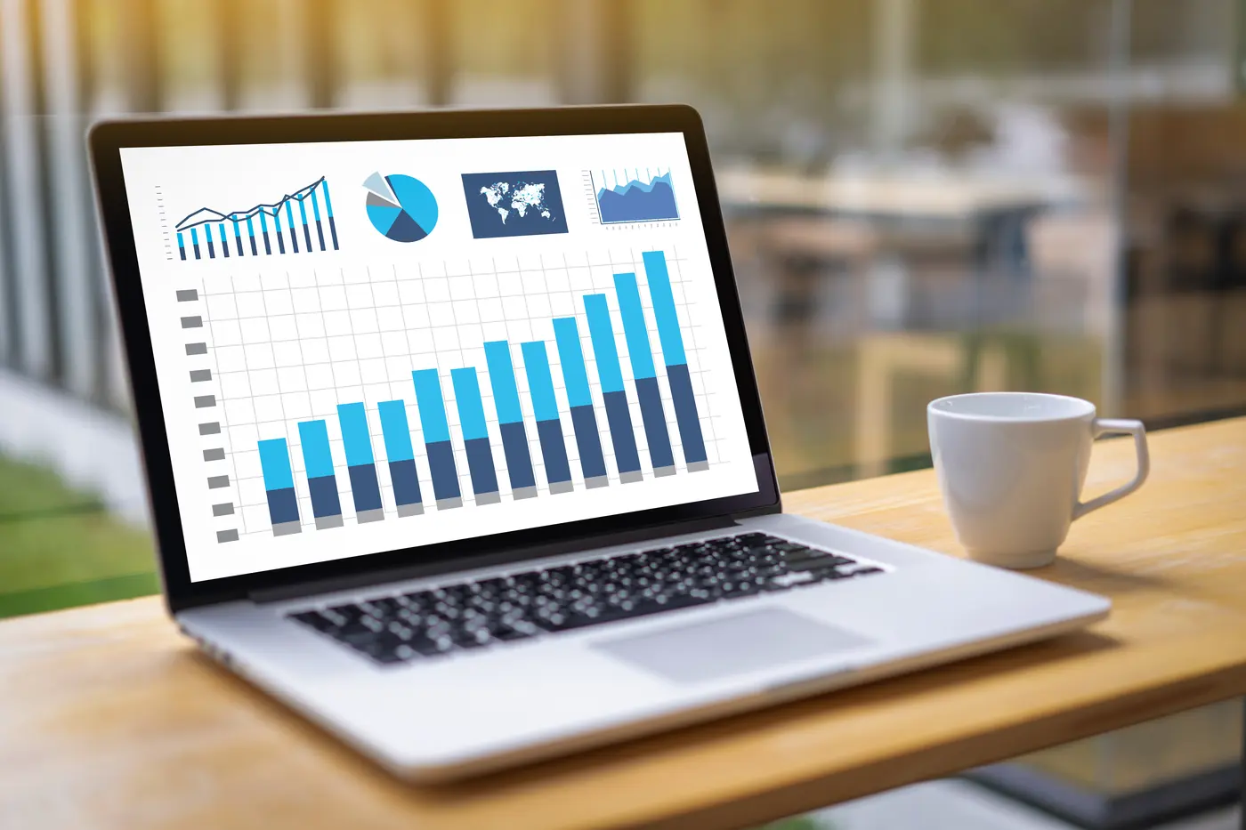 Notebook com painel de indicadores e gráficos de vendas