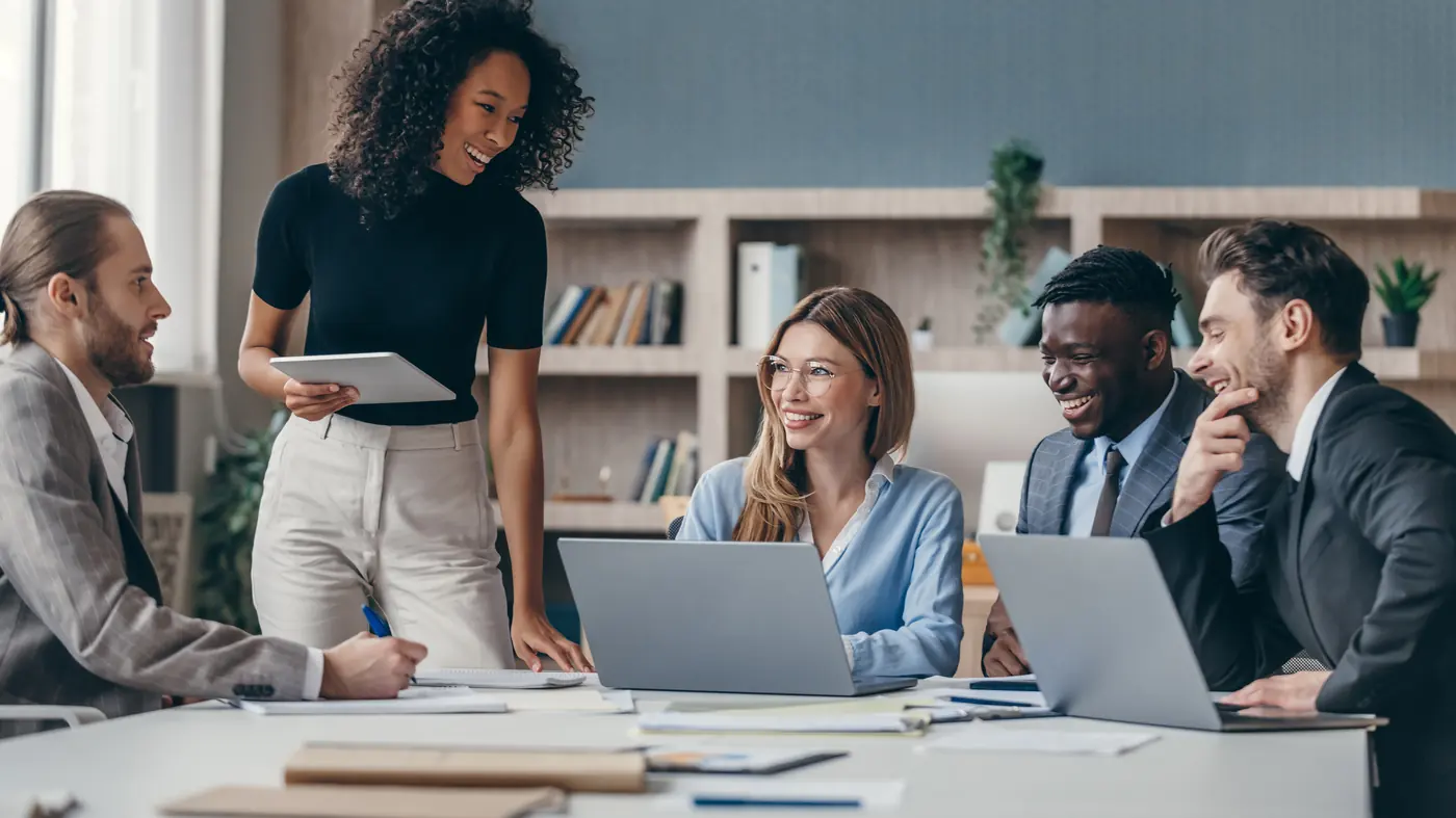 Equipe discutindo a escolha de um sistema em reunião
