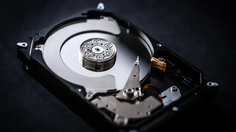 Disco rígido aberto, representando armazenamento de backup
