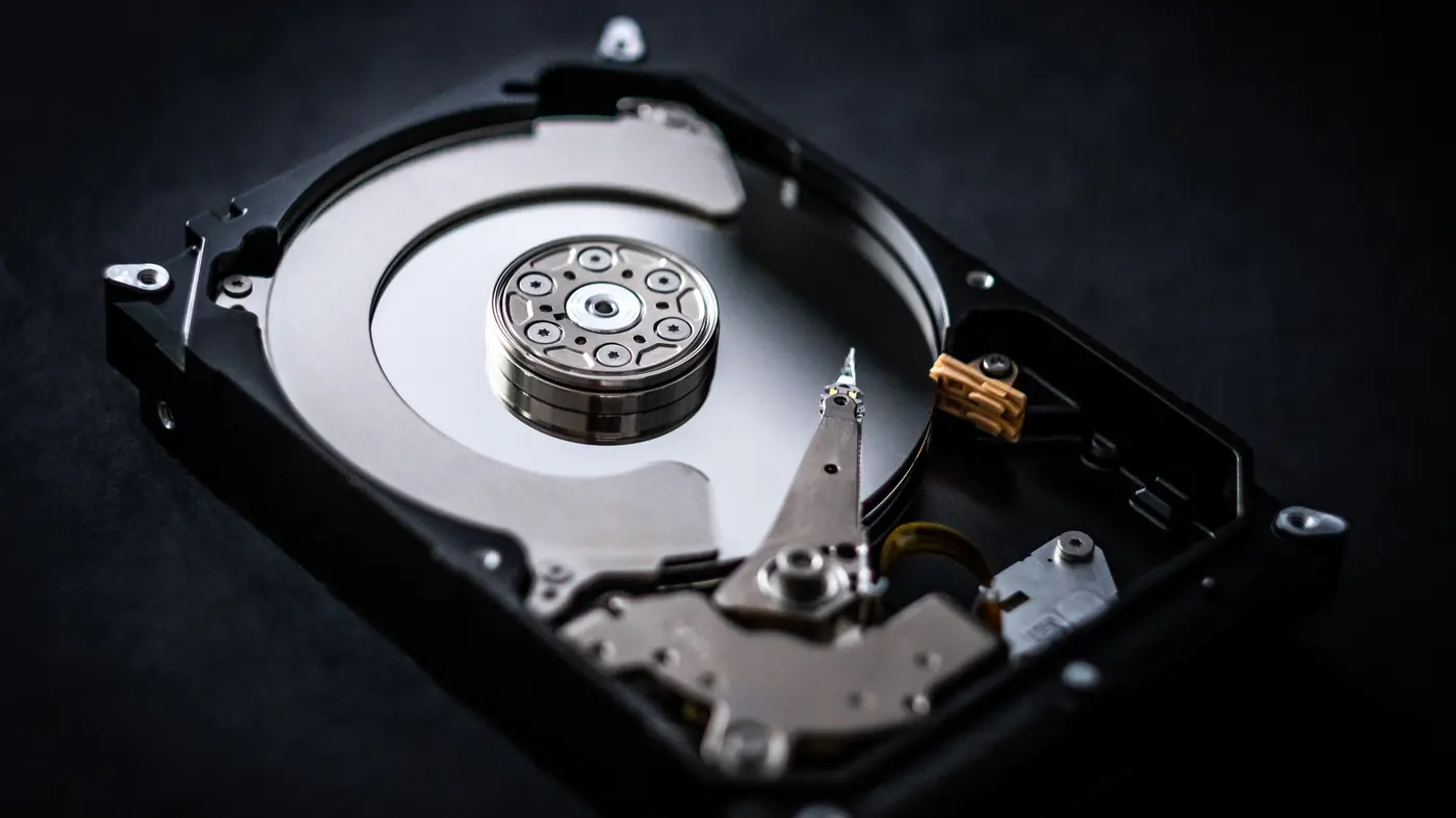Disco rígido aberto, representando armazenamento de backup