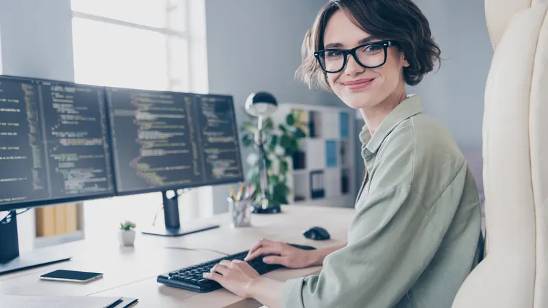 Desenvolvedora trabalhando em customizações de sistema