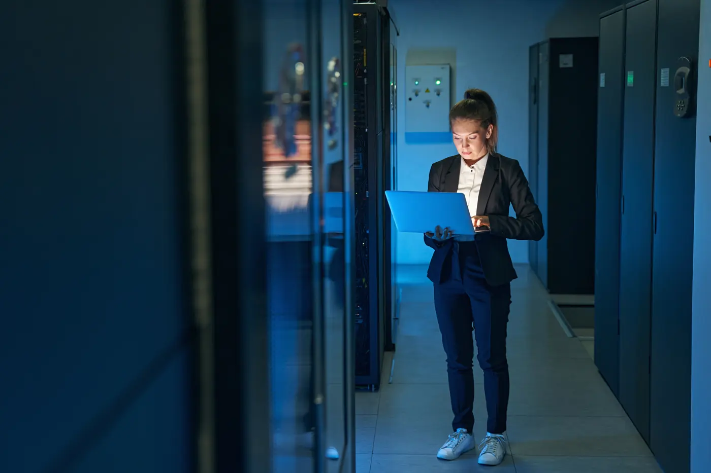Técnica analisando servidores em um data center