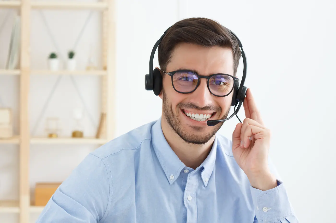 Atendente de suporte técnico com headset